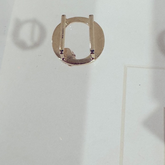 NEW Alexander McQueen Alphabet Skull Sneaker Charm in Gold “Letter O”. - Picture 5 of 7